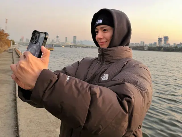 นักแสดงพัคโบกอมเผยโฉมตัวเองในกองถ่ายโฆษณา "The North Feis" จมูกแดงเพราะอากาศหนาว แต่ภาพลักษณ์กลับสมบูรณ์แบบ