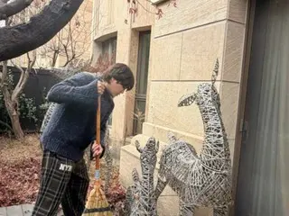 จางกึนซอกดูเหมือนเจ้าชายแม้กระทั่งตอนทำความสะอาด... ฉันอยากเป็นใบไม้แห้งที่ร่วงลงบนหลังเขาจัง