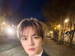 เจจุนในชุดสูทสีดำยามค่ำคืน...โรแมนติกและงดงาม