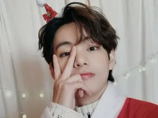 เพลง "Christmas Tree" ของวี สมาชิกวง BTS ได้รับเลือกให้เป็น "เพลงคริสต์มาสยอดเยี่ยมแห่งศตวรรษที่ 21" โดยนิตยสาร Billboard